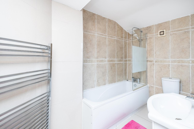 Others 3, Spacious Dagenham 4Bedroom House with Parking, London