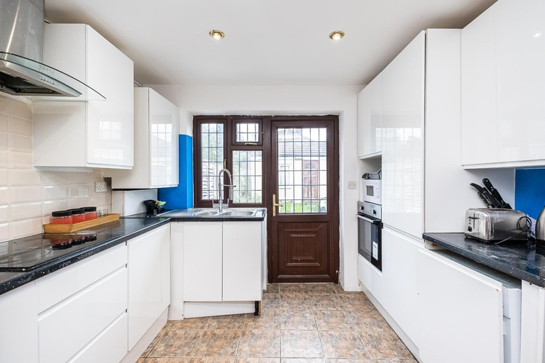 Others 5, Spacious Dagenham 4Bedroom House with Parking, London
