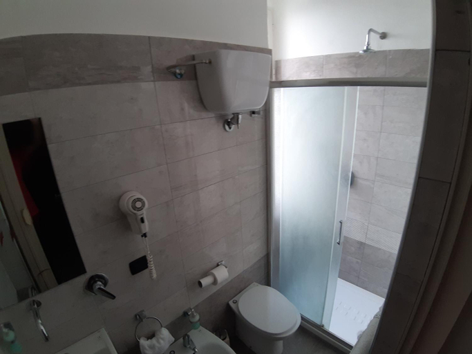 Bathroom 2, Albergo Viola, Napoli