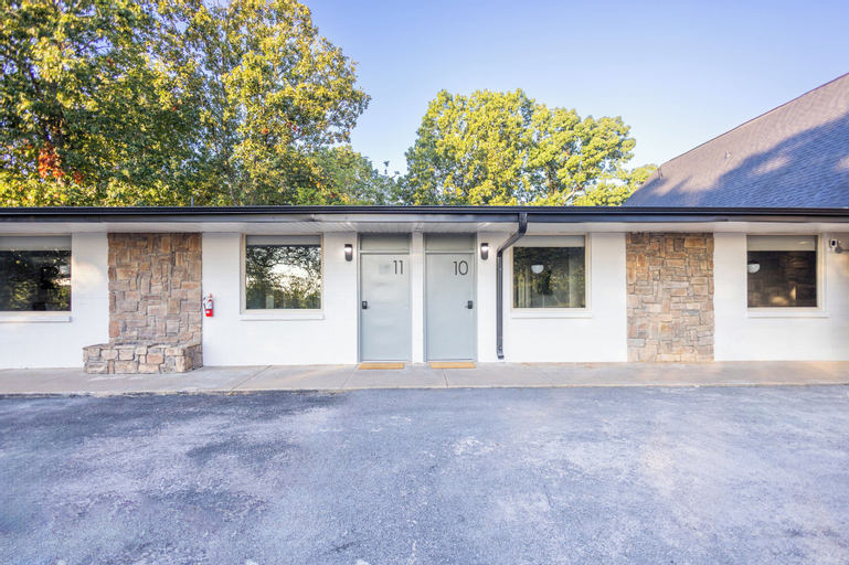 Arka Motel, Benton