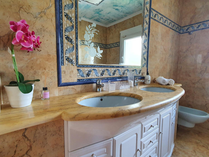 Bathroom 4, Villa Tres Palmeras with Private Pool and Jacuzzi Ideal for Families and Friends, Alicante