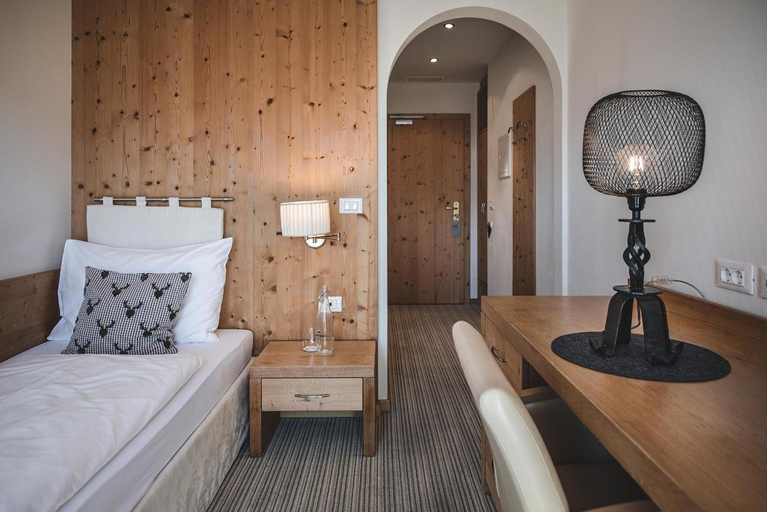 Bedroom 3, Aktiv & Vitalhotel Taubers Unterwirt, Bolzano