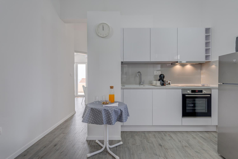 Others 2, Spacious Modern Apartment Miljak - 1min to the beach, Okrug