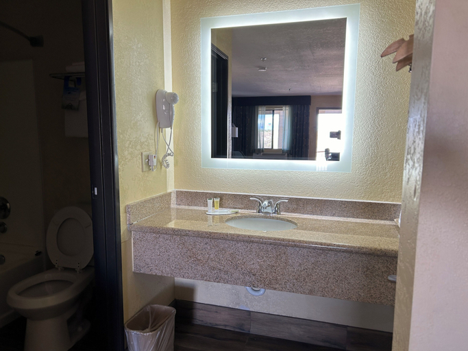 Bathroom 4, Days Inn by Wyndham Holbrook, Navajo
