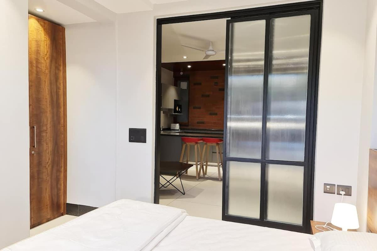 Bedroom 3, Apt# ONE-FOUR-TWO - with Lift - High Speed Wifi - Smart TV, Delhi