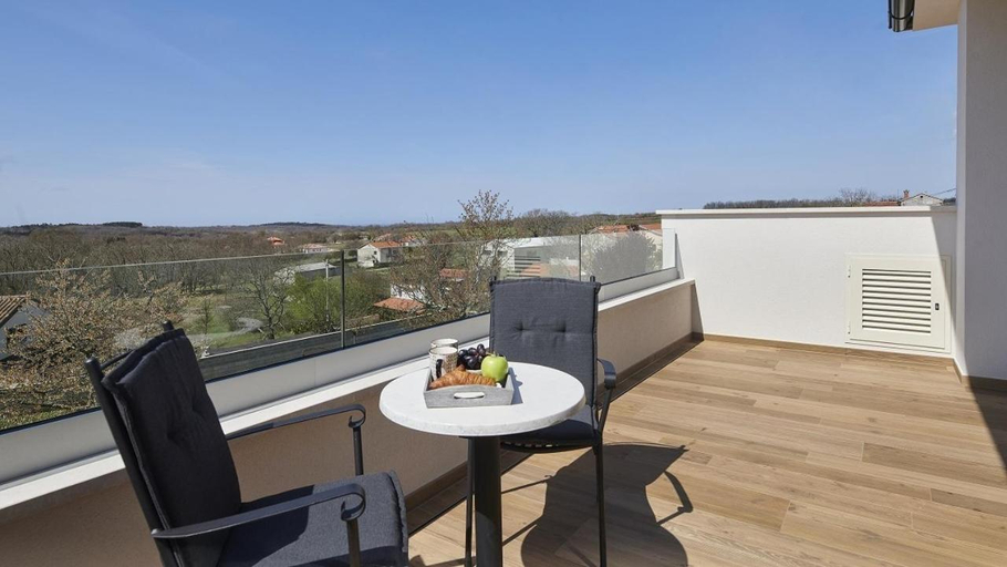 Others 4, Villa Grgo, Tinjan
