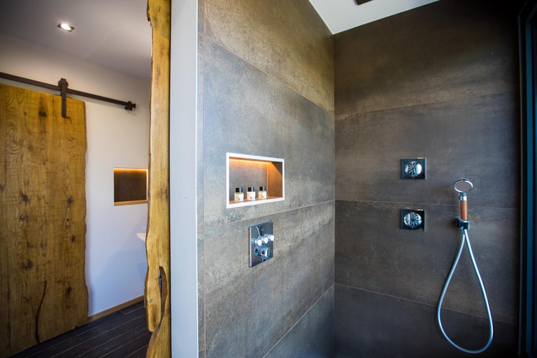 Bathroom 3, "La Cabane" de l'hotel Le Tourisme, Corse-du-Sud