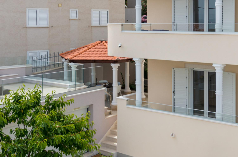 Others 5, Spacious Modern Apartment Miljak - 1min to the beach, Okrug
