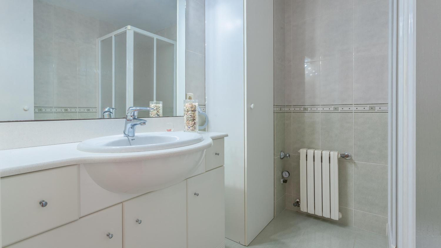 Bathroom 5, Tamarius Park, Girona