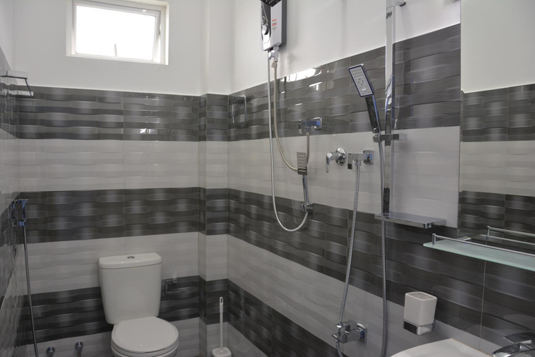 Bathroom 2, Trinco Lagoon, Trincomalee Town and Gravets