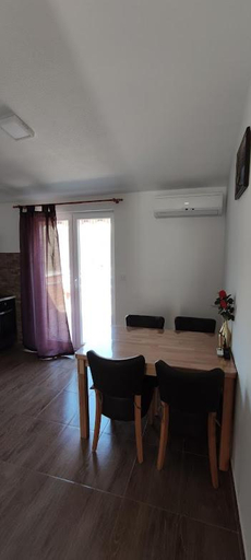 Others 4, Apartman Darko, Marina
