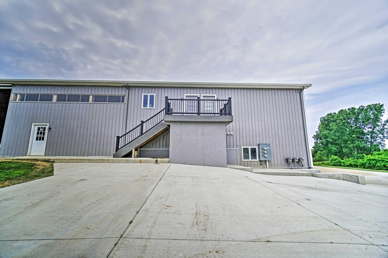Modern Apartment with Deck 3 Miles to Grass Lake!, Jackson