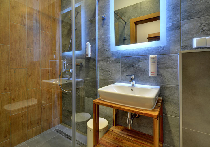 Bathroom, Nocleg EM, Oleśnica