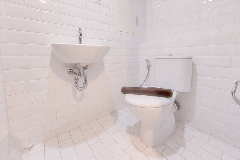Bathroom 5, Homey and Comfy Studio Loft at Kingland Avenue Apartment By Travelio, Tangerang