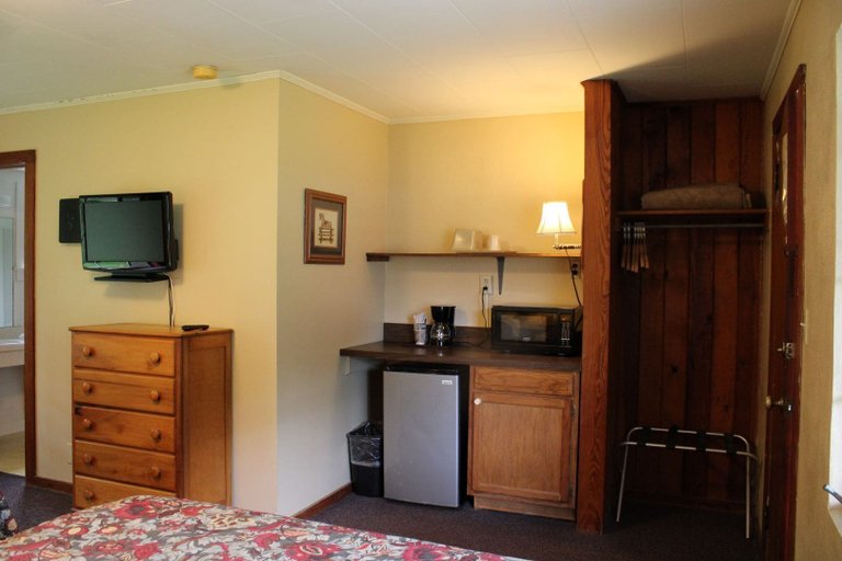 Bedroom 2, Two Rivers Lodge, Swain