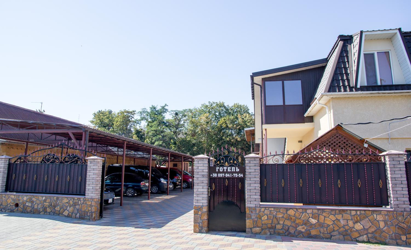 Exterior & Views