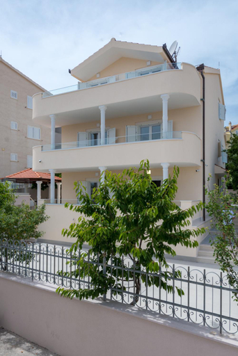 Others 3, Spacious Modern Apartment Miljak - 1min to the beach, Okrug