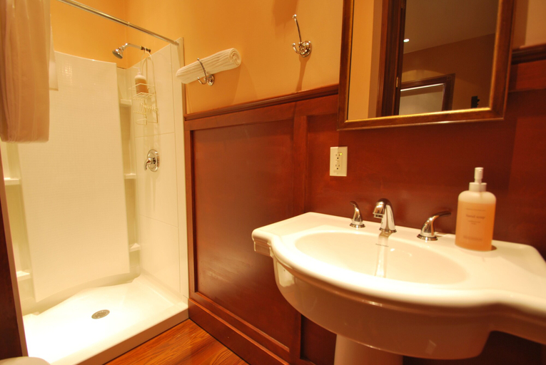 Bathroom 3, Grand Center Inn, Saint Louis