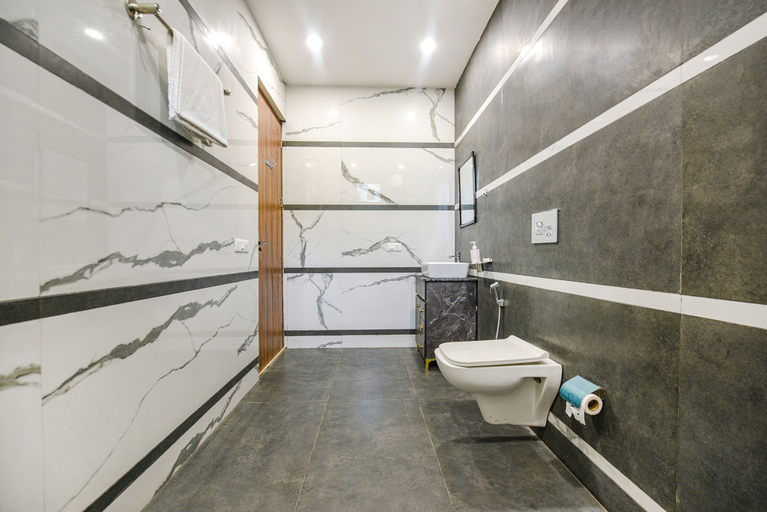 Bathroom, Fabhotel Globe Inn, Ludhiana