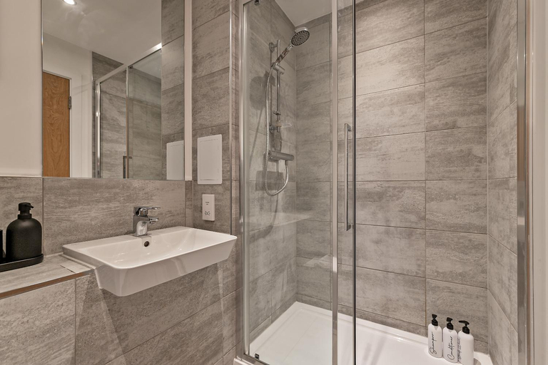 Bathroom 2, LUXURIOUS Apartment For Contractors In PRIME Location , Luton