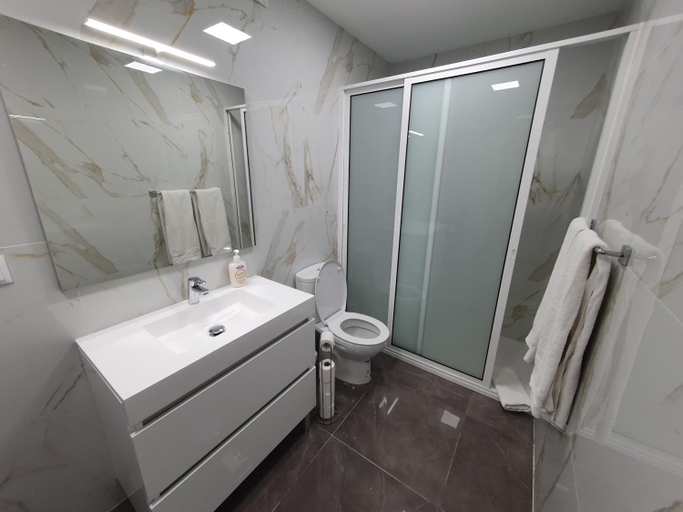 Bathroom 3, Apartamentos Navio Azul, Funchal