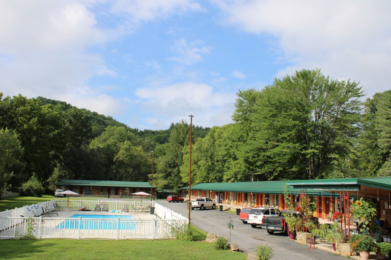 Two Rivers Lodge, Swain