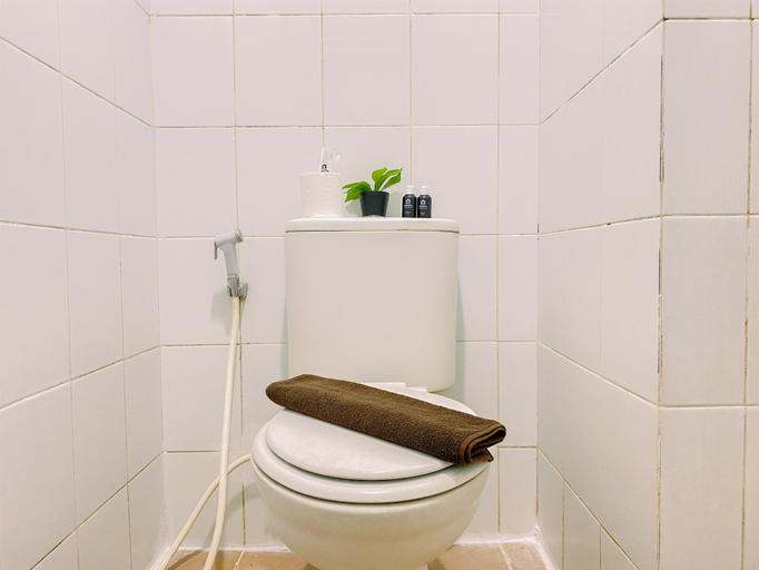 Bathroom 5, Restful and Homey Studio Gunung Putri Square Apartment By Travelio, Bogor