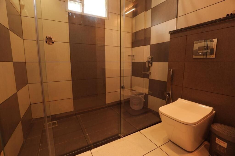 Bathroom 3, Hotel Blubell, Kozhikode