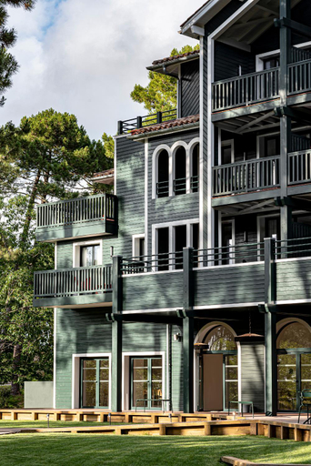 Exterior & Views