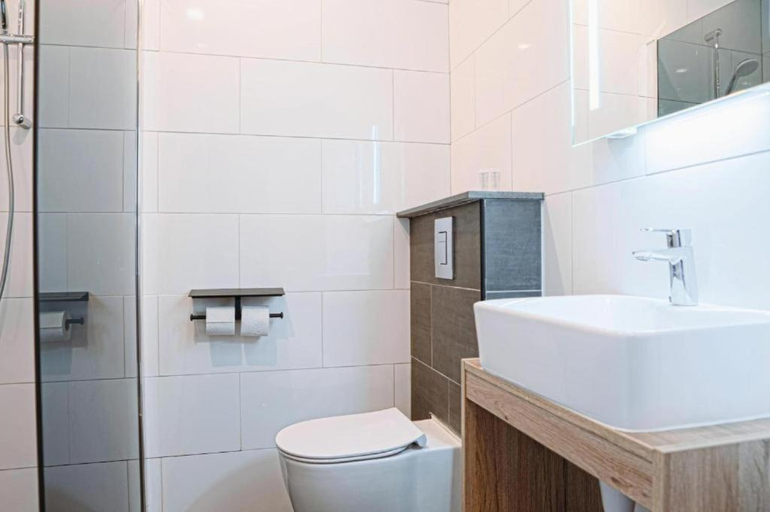 Bathroom 4, Harbour Hotel IJmuiden, Velsen