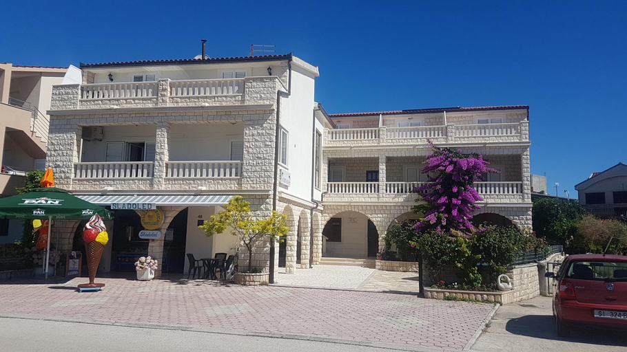 Others 3, Goles apartments-First row to the sea, Rogoznica