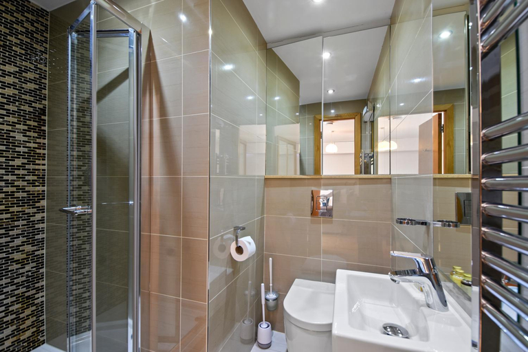 Bathroom 3, カンブリック バイ エリア アパートメンツ, London