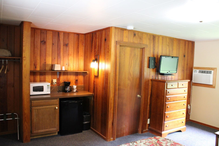 Others 5, Two Rivers Lodge, Swain