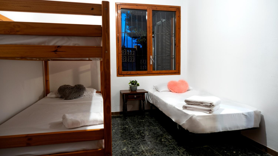 Bedroom 2, Chalet cerca a la playa con jardin y barbacoa, Tarragona