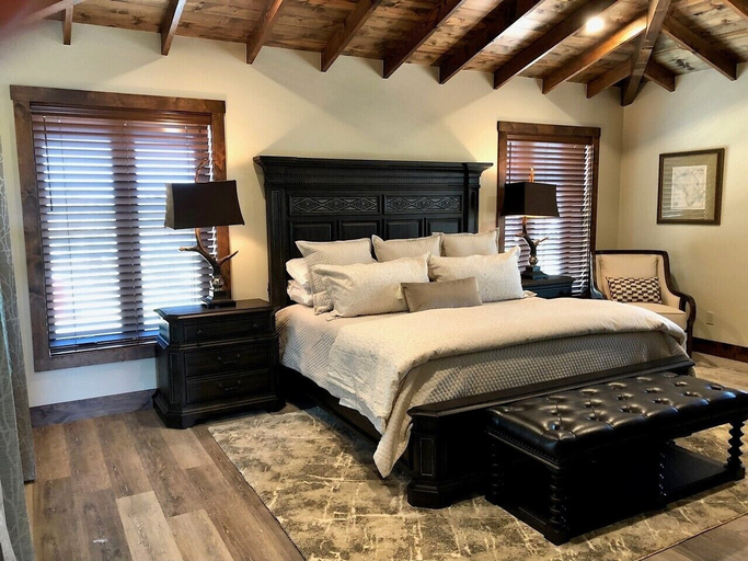 Bedroom 3, Longneck Manor, Gillespie