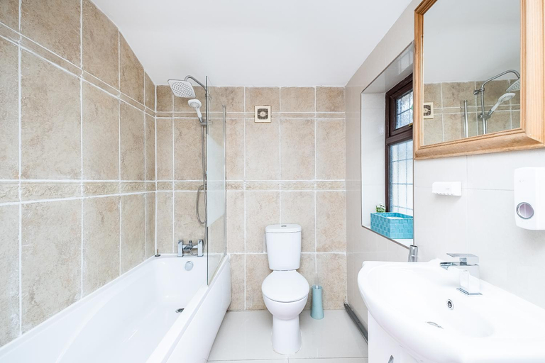 Others 2, Spacious Dagenham 4Bedroom House with Parking, London