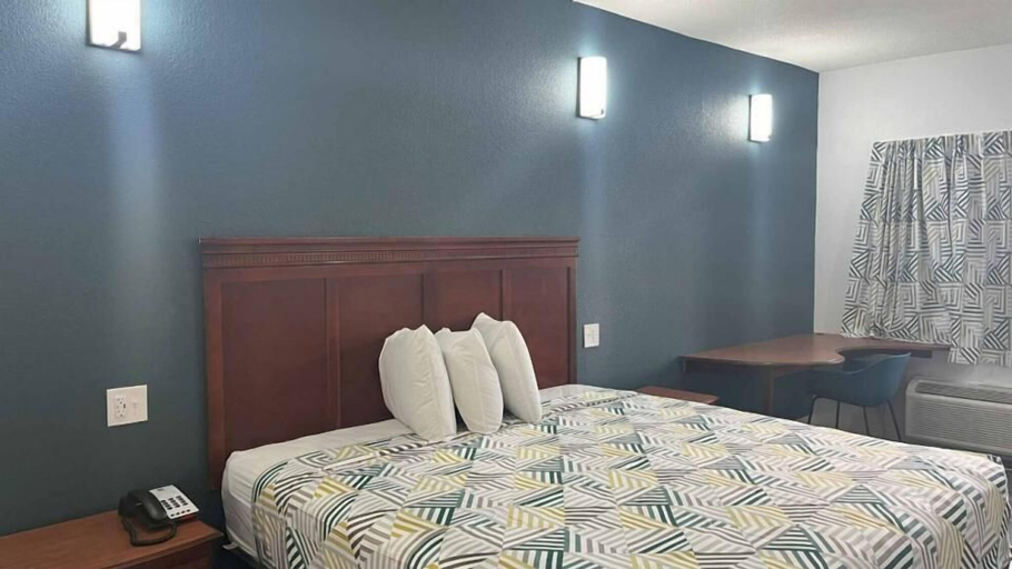 Bedroom 3, Motel 6 Cleveland, MS - Delta State University, Bolivar
