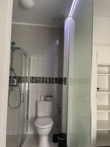 Others 3, EXECUTIVE DOUBLE ROOM WITH EN-SUITE in GUEST HOUSE RUE TREVIRES R3, Luxembourg