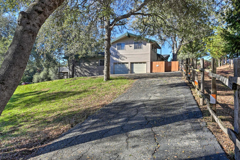 Exterior & Views 1, Yosemite Home with Deck Less Than 4 Mi to Bass Lake!, Madera