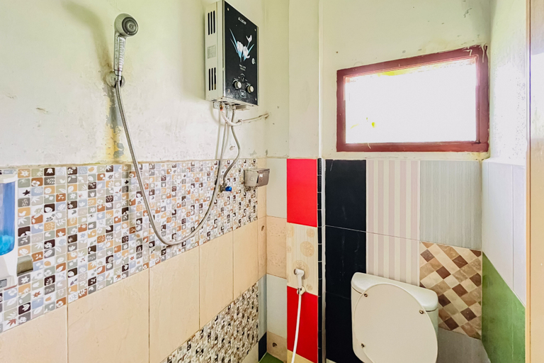 Bathroom 3, RedDoorz @ Serdika Pavilion Berastagi, Karo