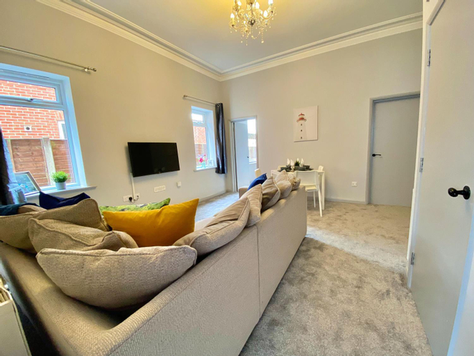 Others 5, Beautiful Apartment - 5 Minute Walk to the Best Beach! - Great Location - Parking - Fast WiFi - Smar, Poole
