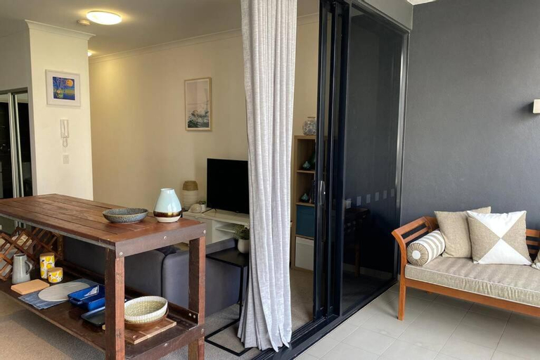Bedroom 1, DELUXE CLOSE TO CITY WIFI NETFLIX WINE PARKING, Cambridge
