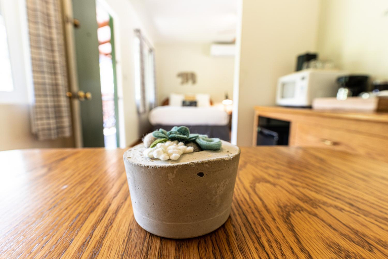 Food & Drinks, Buckeye Tree Lodge & Cabins, Tulare