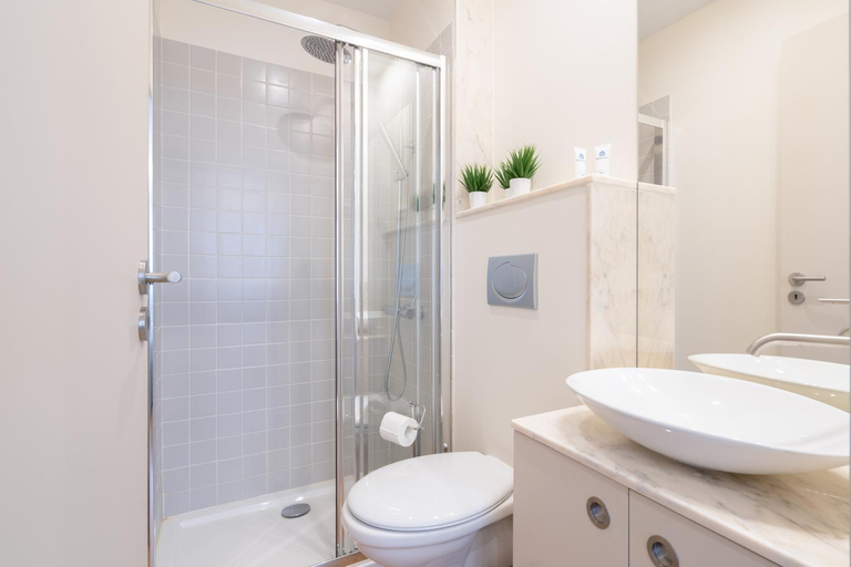Bathroom 2, Host Wise - Colorful Bright Flat with Balcony, Porto