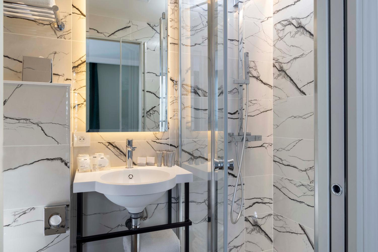 Bathroom 4, Hotel La Canopee, Paris
