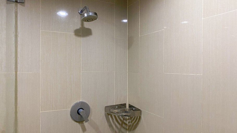 Bathroom 5, Homey and Good Studio at H Residence Apartment By Travelio, Jakarta Timur