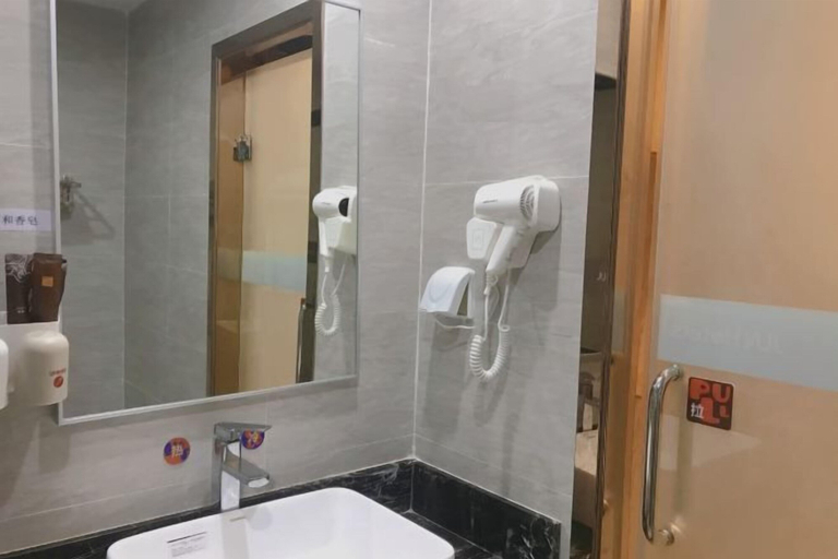 Bathroom, Dongguan Haiyi Chain Hotel, Dongguan