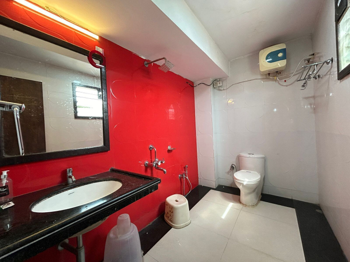 Bathroom, SwagStay Hotel Rahul Palace Nagpur, Nagpur