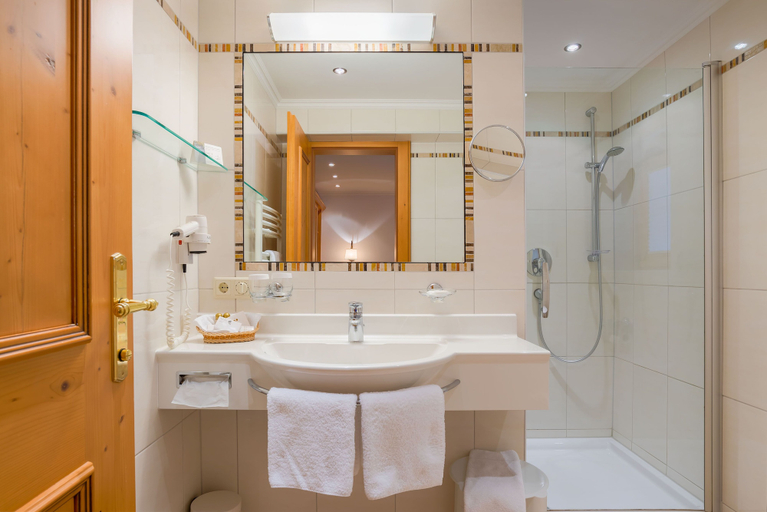 Bathroom 4, Hotel-Garni Jakober, Schwaz