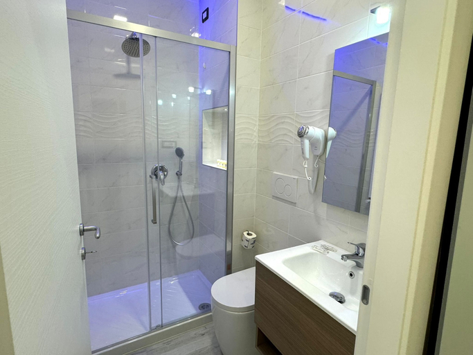 Bathroom 5, Turati Inn, Rome